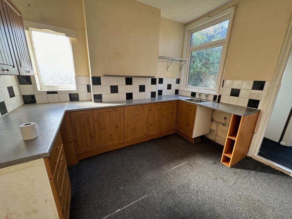 Lot: 39 - SEMI-DETACHED HOUSE FOR IMPROVEMENT - Kitchen